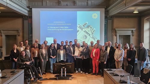 Gruppe steht im Halbkreis