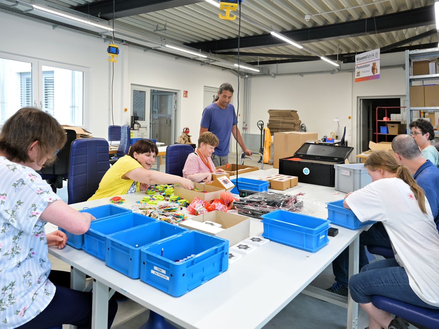 Beschäftigte sortieren bunte Kleinteile