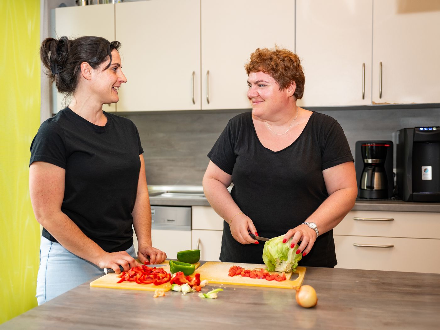 zwei Frauen schneiden Gemüse