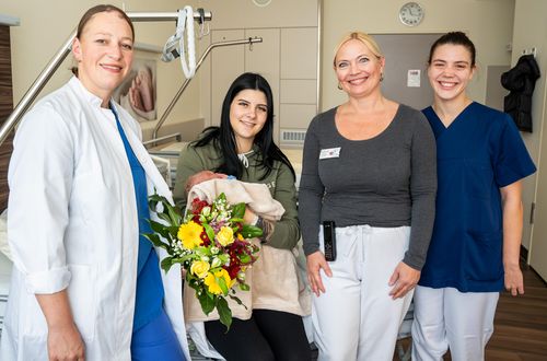 Oberärztonnen, Mama, Baby und Hebamme nach der 3000. Geburt