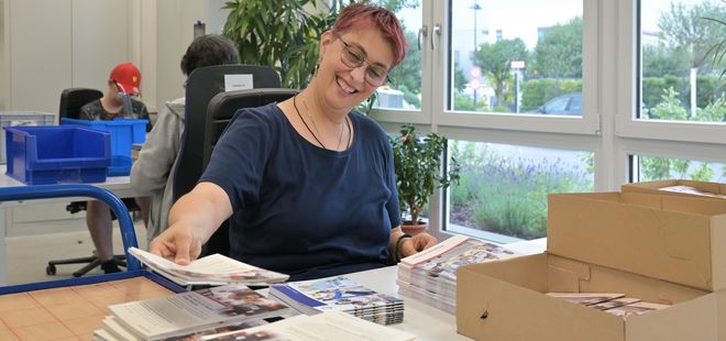 Frau sortiert Mappen