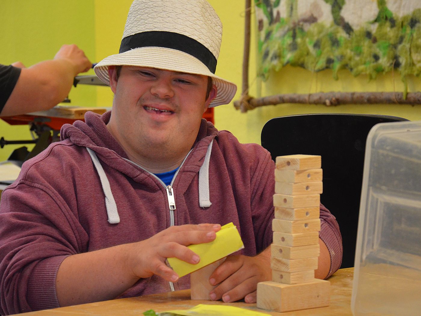 Mann mit Holzbausteinen