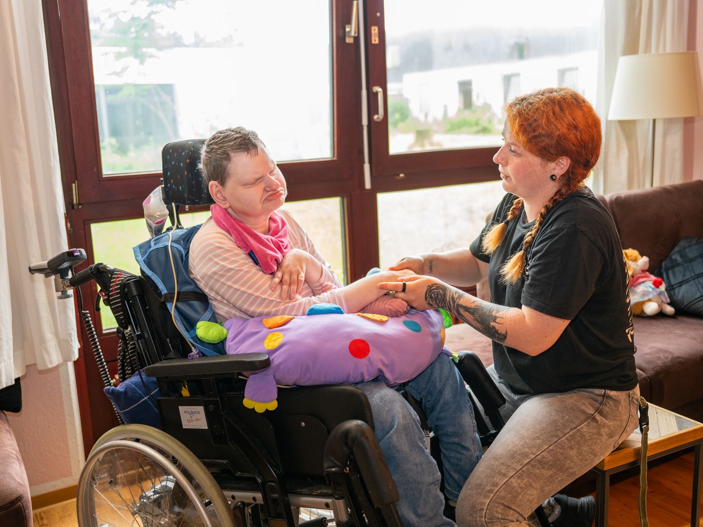 eine Frau gibt einer anderen Frau eine Handmassage