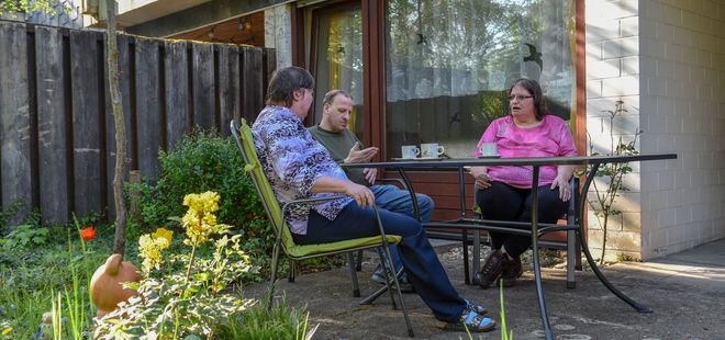 Kaffeetrinken auf der Terrasse