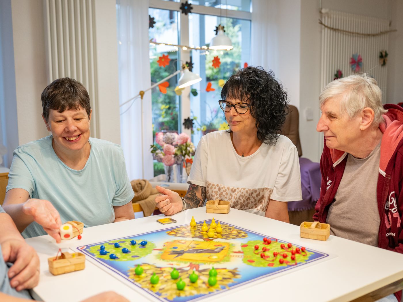 drei Frauen spielen ein Brettspiel