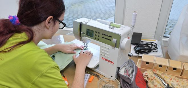 Frau arbeitet an Nähmaschine