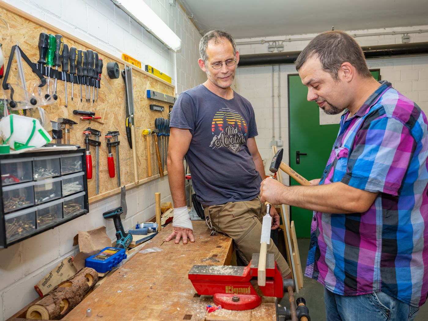 zwei Männer in einer Werkstatt