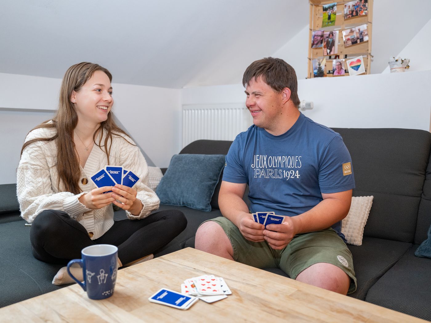 eine Frau und ein Mann spielen Karten