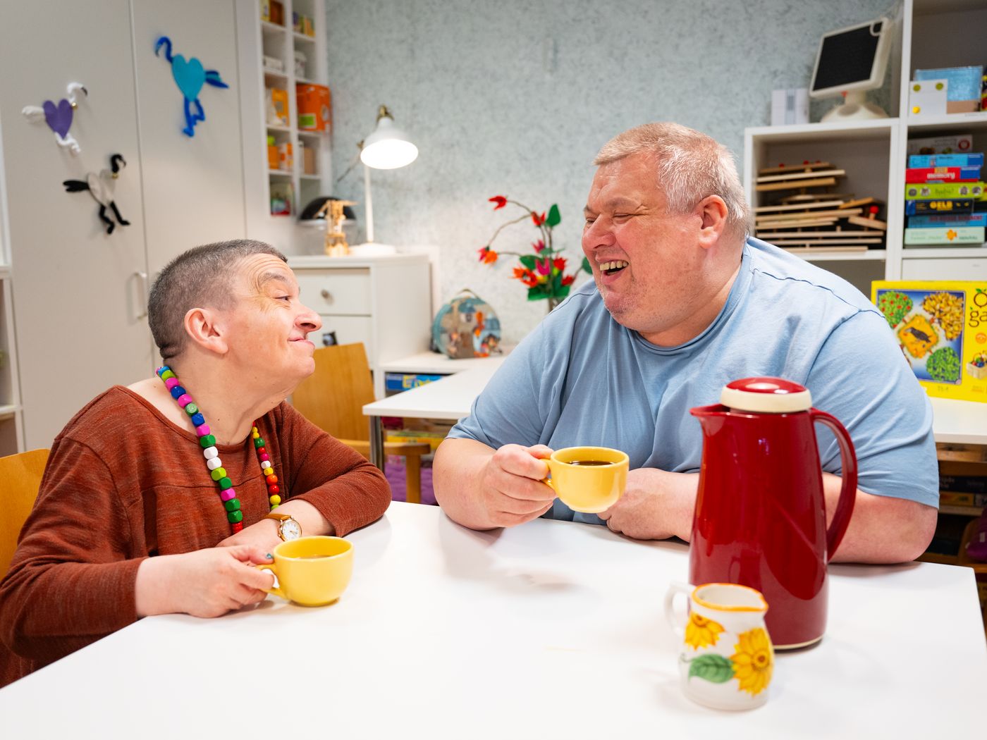 eine Frau und ein Mann trinken Kaffee